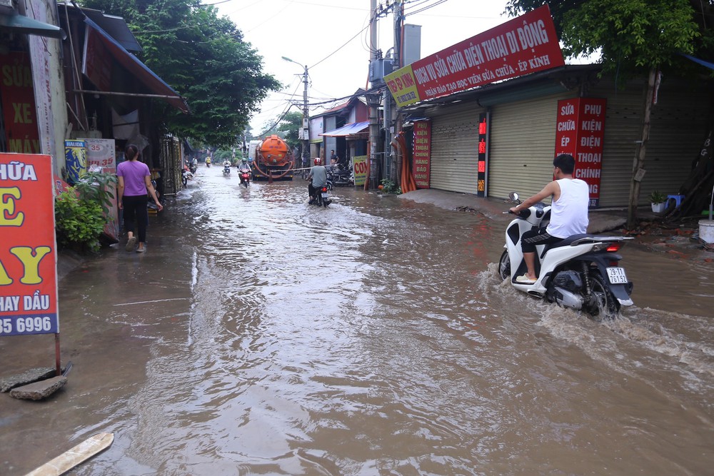 Một con phố ở Thủ đô vẫn chìm trong biển nước sau một ngày mưa lớn - Ảnh 2.