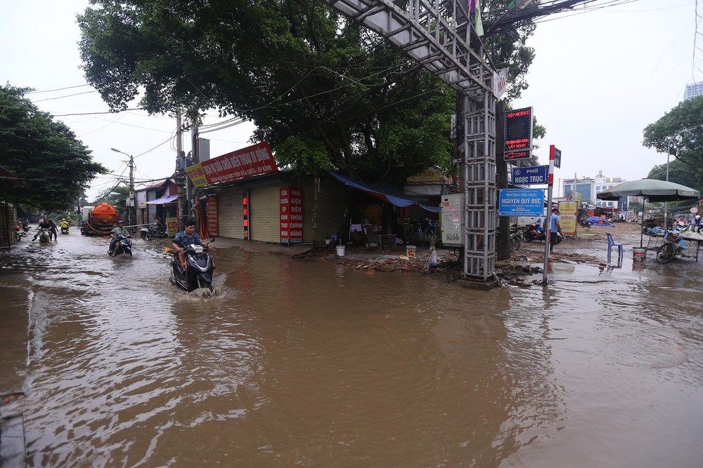 Một con phố ở Thủ đô vẫn chìm trong biển nước sau một ngày mưa lớn - Ảnh 1.