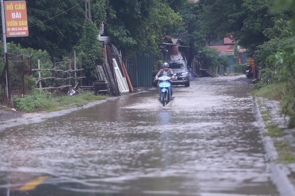 Một con phố ở Thủ đô vẫn chìm trong biển nước sau một ngày mưa lớn - Ảnh 17.