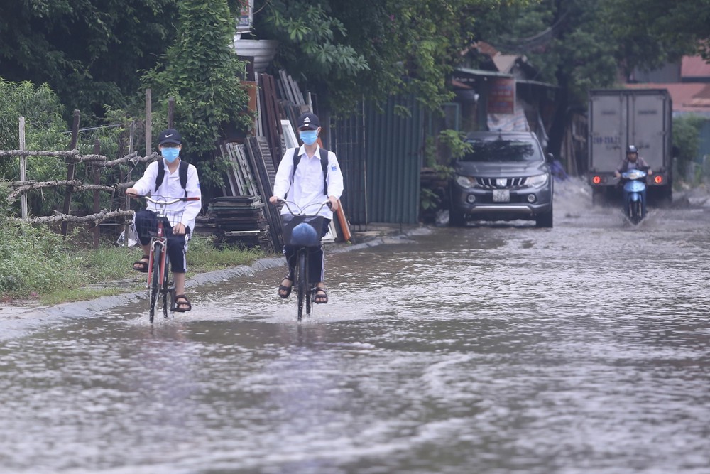 Một con phố ở Thủ đô vẫn chìm trong biển nước sau một ngày mưa lớn - Ảnh 16.