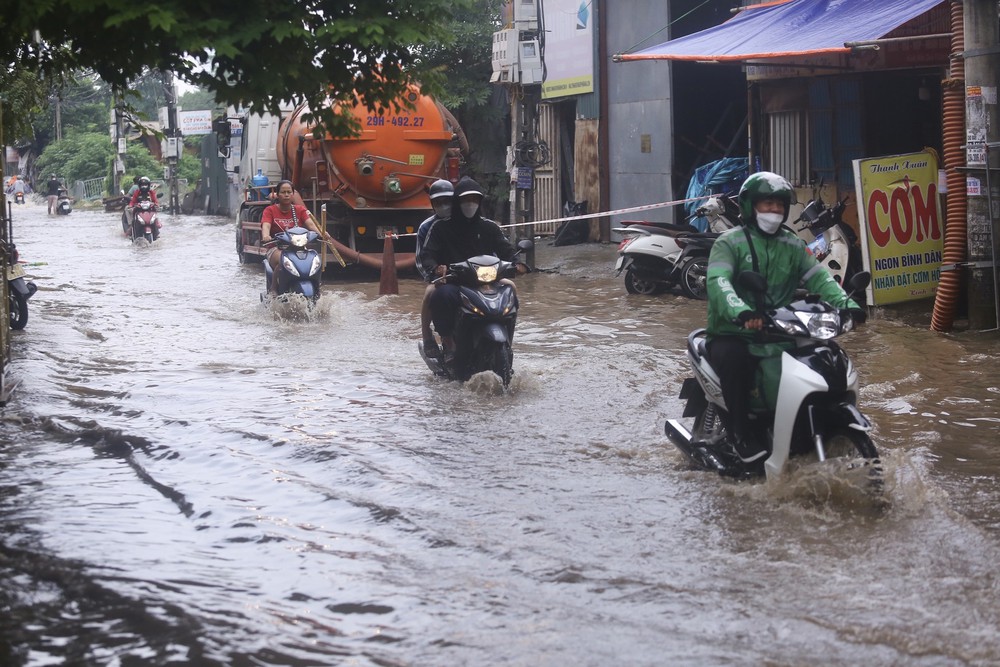 Một con phố ở Thủ đô vẫn chìm trong biển nước sau một ngày mưa lớn - Ảnh 15.