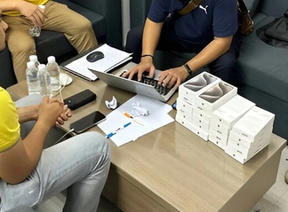 iPhone 15 Pro Max đang cháy hàng, vì sao chuyên gia lại cảnh báo bạn đừng vội vàng mua hàng xách tay? - Ảnh 1.