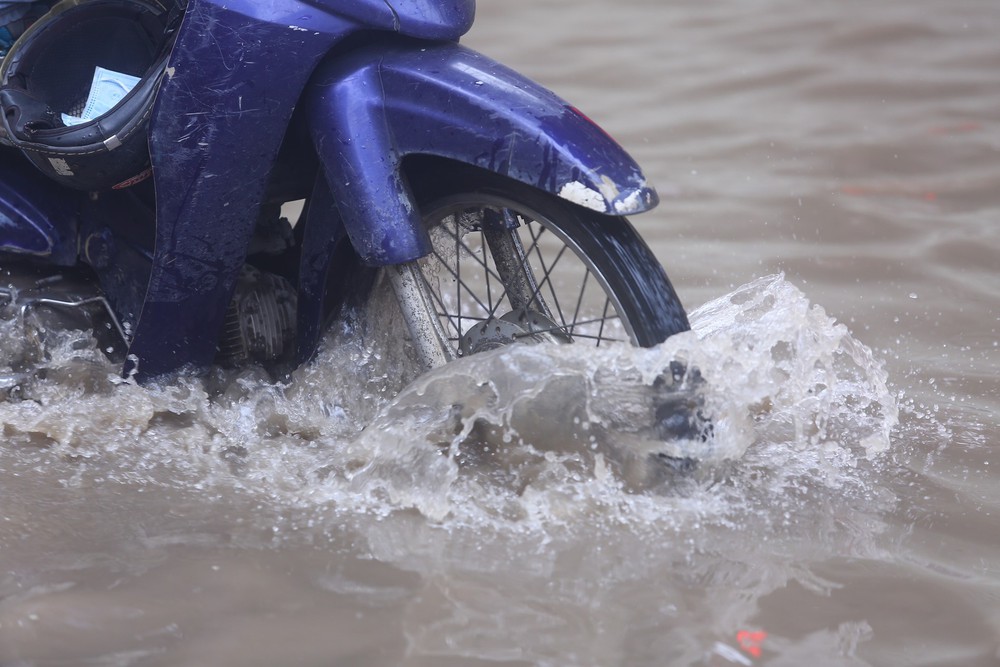 Một con phố ở Thủ đô vẫn chìm trong biển nước sau một ngày mưa lớn - Ảnh 14.