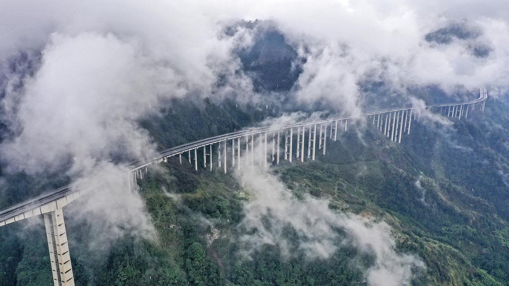 “Thiên lộ trên mây” tốn hơn 80.000 tỷ đồng ở Trung Quốc: Dài 240km, mất 5 năm để xây dựng, tựa rồng uốn lượn qua núi - Ảnh 1.