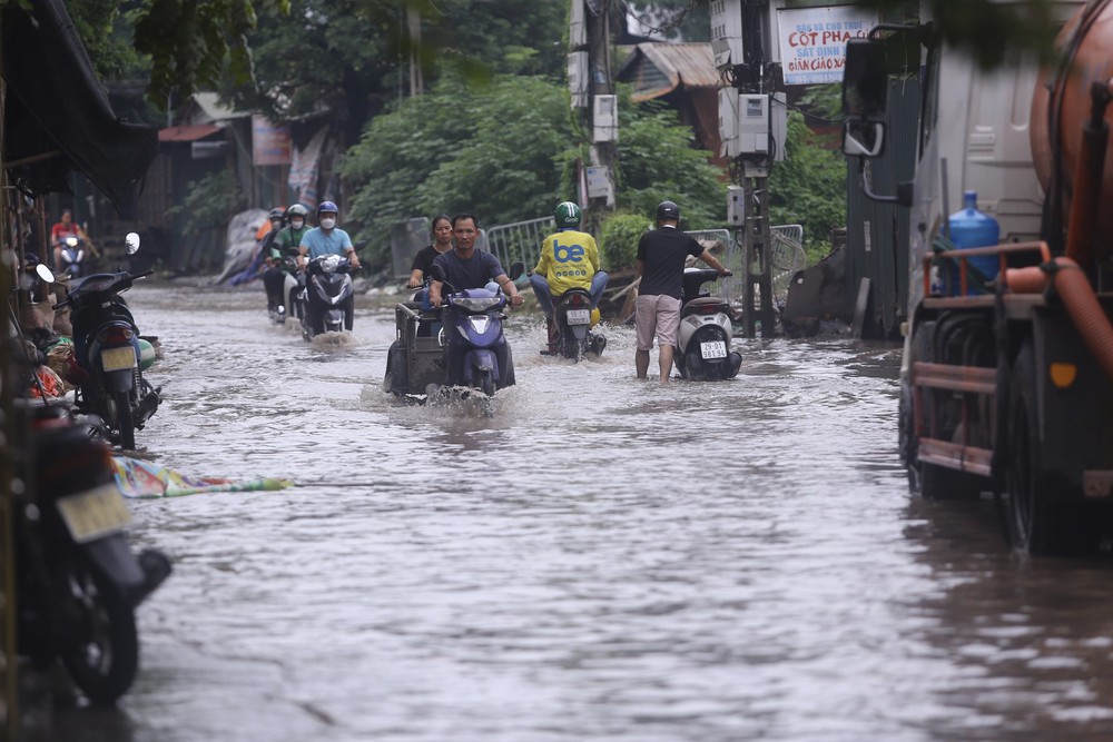 Một con phố ở Thủ đô vẫn chìm trong biển nước sau một ngày mưa lớn - Ảnh 13.