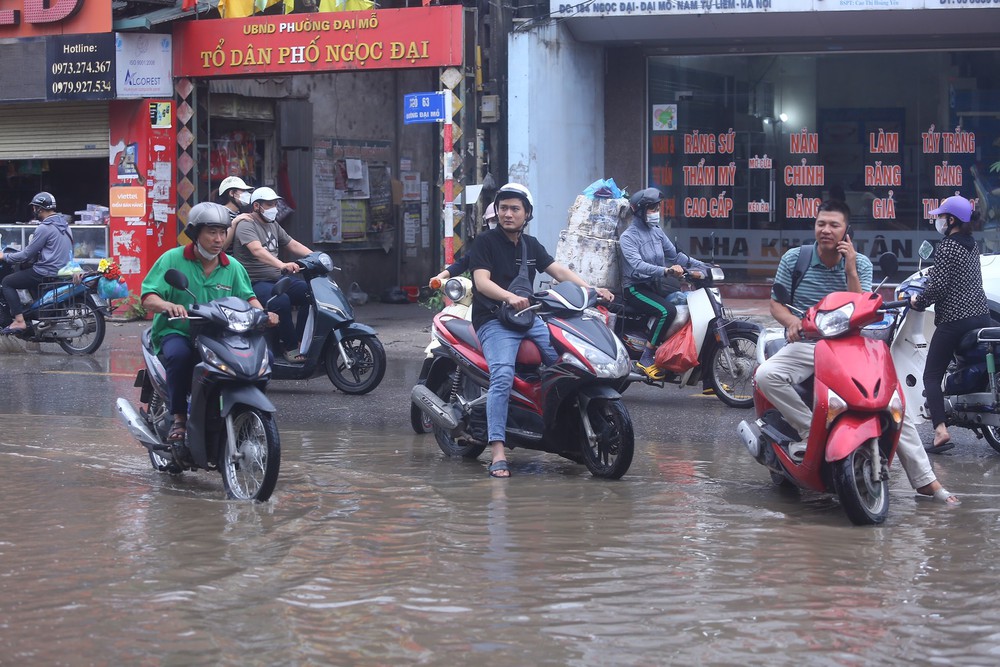 Một con phố ở Thủ đô vẫn chìm trong biển nước sau một ngày mưa lớn - Ảnh 12.