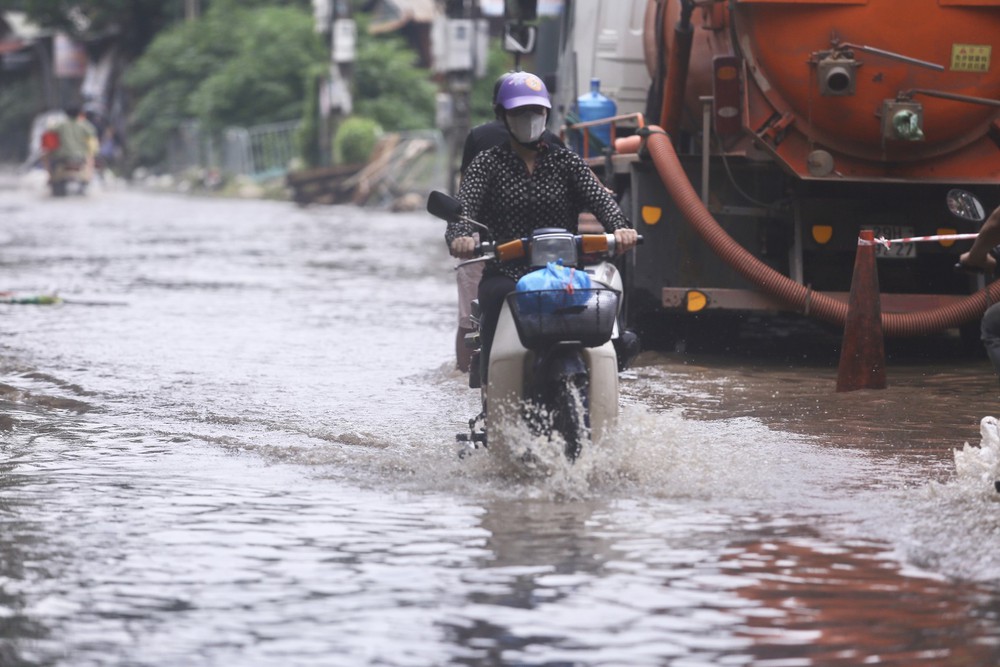 Một con phố ở Thủ đô vẫn chìm trong biển nước sau một ngày mưa lớn - Ảnh 11.