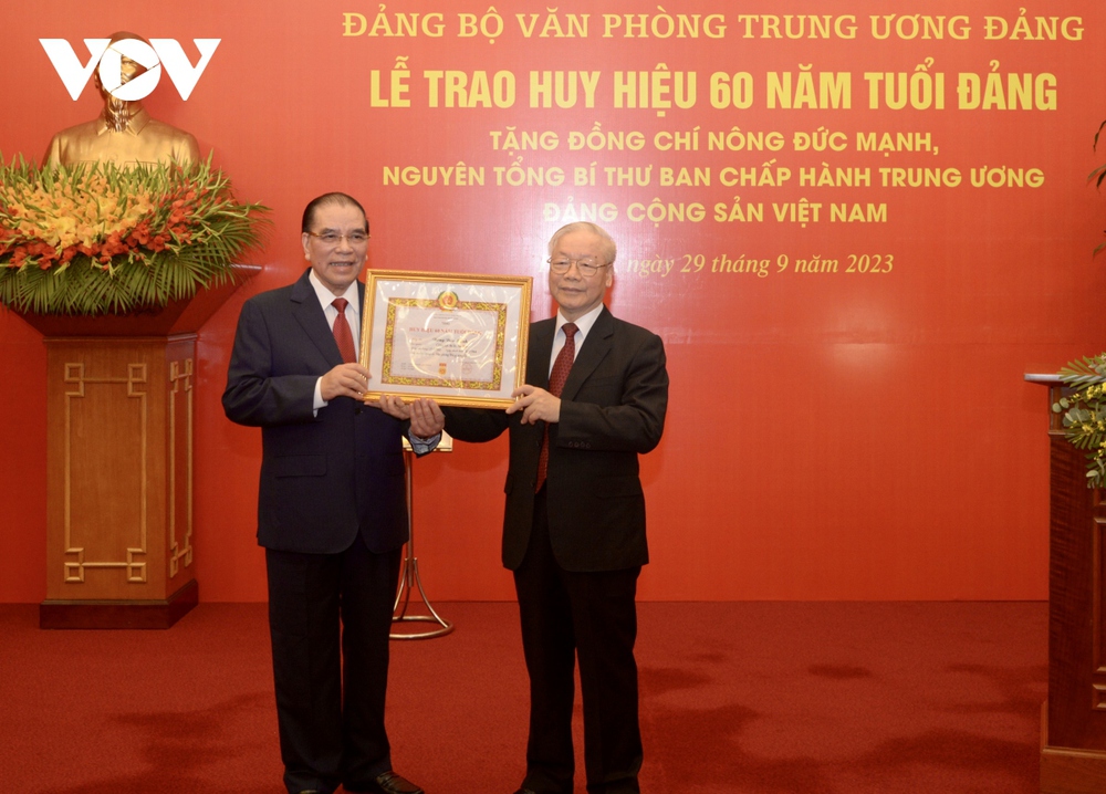 Trao Huy hiệu 60 năm tuổi Đảng tặng nguyên Tổng Bí thư Nông Đức Mạnh - Ảnh 4.