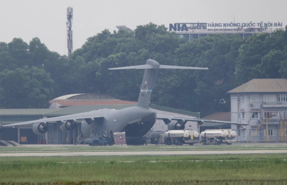 Cận cảnh hai vận tải cơ hạng nặng C-17 nhả đầy hàng ở sân bay Nội Bài sáng nay - Ảnh 10.