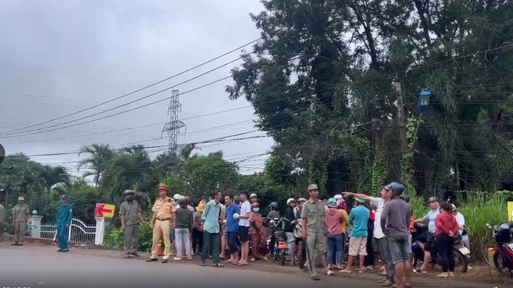 Công an điều tra nguyên nhân cái chết bất thường của người phụ nữ bên đường - Ảnh 1.