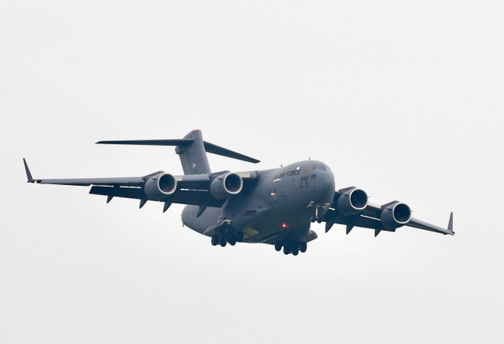 Cận cảnh hai vận tải cơ hạng nặng C-17 nhả đầy hàng ở sân bay Nội Bài sáng nay - Ảnh 1.