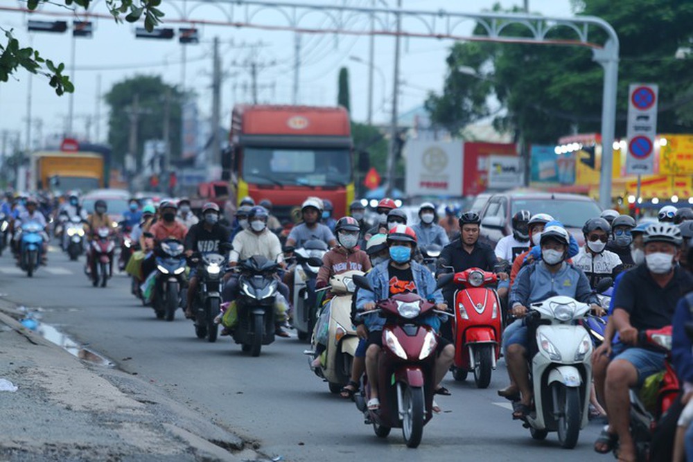 Người nghỉ lễ quay lại TP HCM, giao thông ùn tắc nhiều nơi - Ảnh 7.