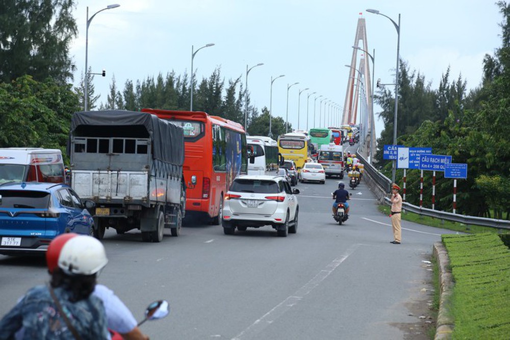 Người nghỉ lễ quay lại TP HCM, giao thông ùn tắc nhiều nơi - Ảnh 3.