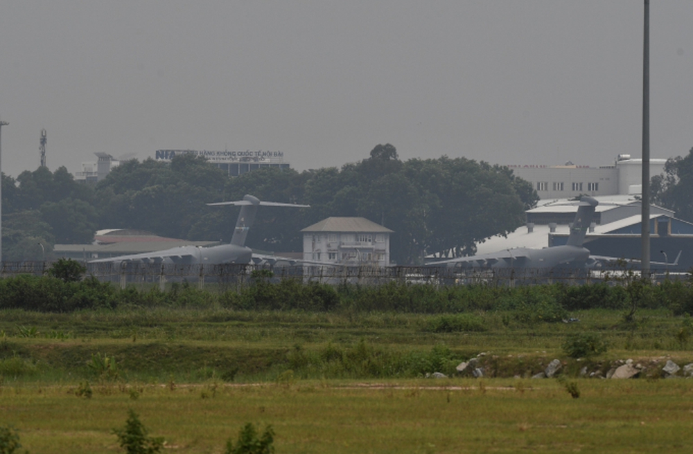 Cận cảnh hai vận tải cơ hạng nặng C-17 nhả đầy hàng ở sân bay Nội Bài sáng nay - Ảnh 9.