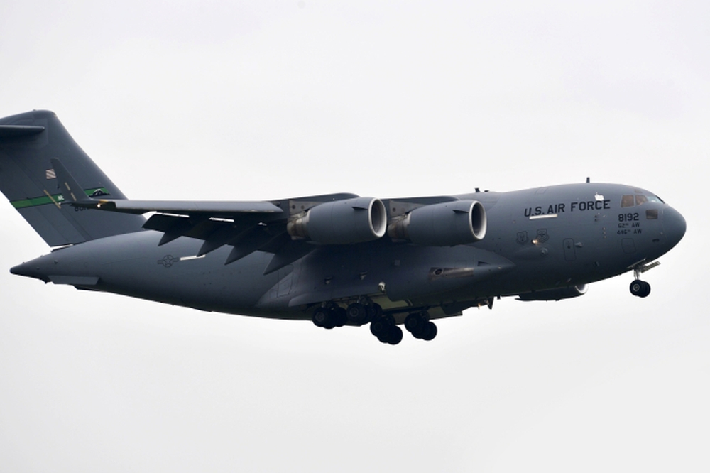 Hai vận tải cơ C-17 cõng đồ cho Tổng thống Mỹ liên tiếp hạ cánh xuống Nội Bài sáng nay - Ảnh 1.