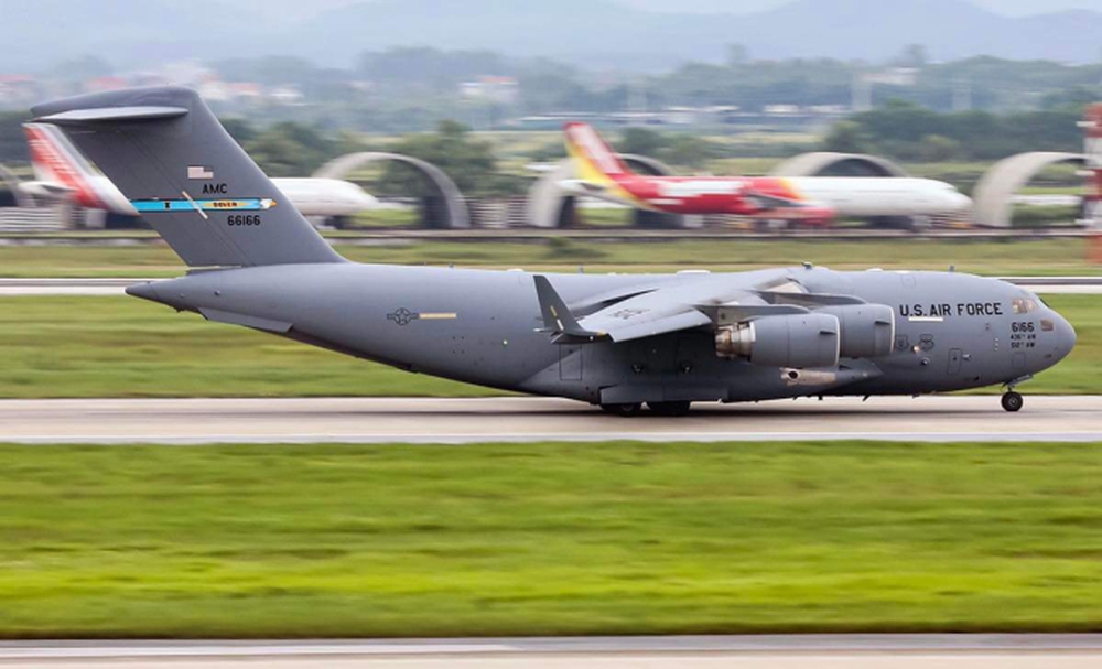 Cận cảnh hai vận tải cơ hạng nặng C-17 nhả đầy hàng ở sân bay Nội Bài sáng nay - Ảnh 8.