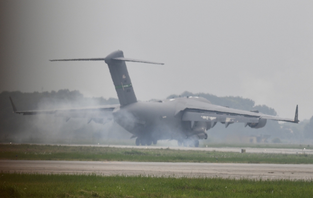 Cận cảnh hai vận tải cơ hạng nặng C-17 nhả đầy hàng ở sân bay Nội Bài sáng nay - Ảnh 7.