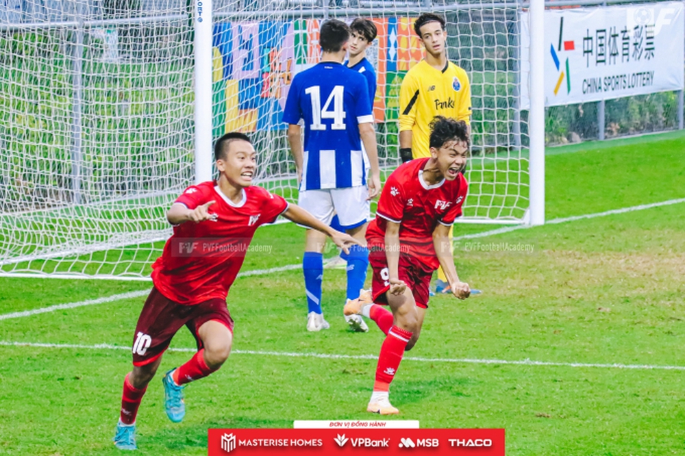 Đánh bại U16 Porto theo kịch bản nghẹt thở, đội bóng Việt Nam giành HCĐ giải quốc tế - Ảnh 1.