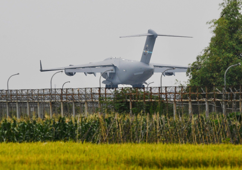 Cận cảnh hai vận tải cơ hạng nặng C-17 nhả đầy hàng ở sân bay Nội Bài sáng nay - Ảnh 6.