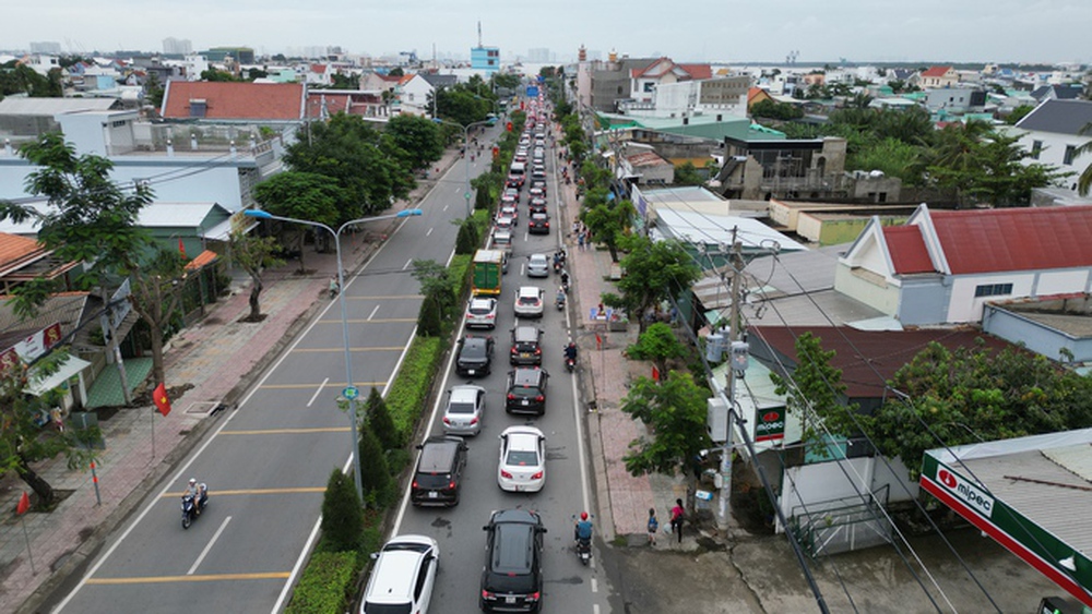 Người nghỉ lễ quay lại TP HCM, giao thông ùn tắc nhiều nơi - Ảnh 13.