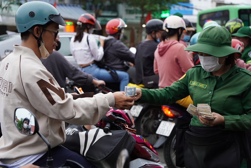 Người nghỉ lễ quay lại TP HCM, giao thông ùn tắc nhiều nơi - Ảnh 12.