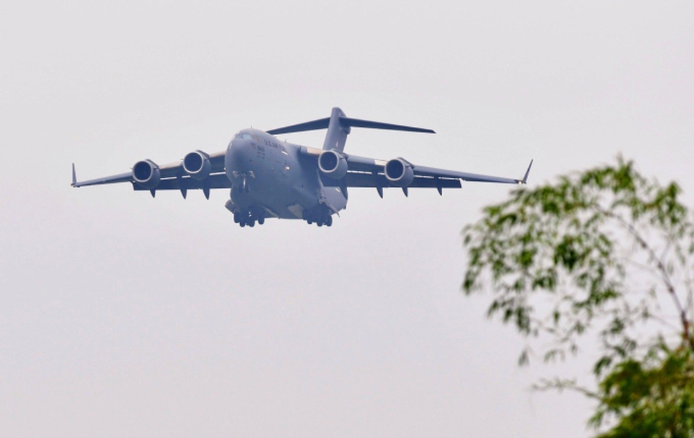 Cận cảnh hai vận tải cơ hạng nặng C-17 nhả đầy hàng ở sân bay Nội Bài sáng nay - Ảnh 2.