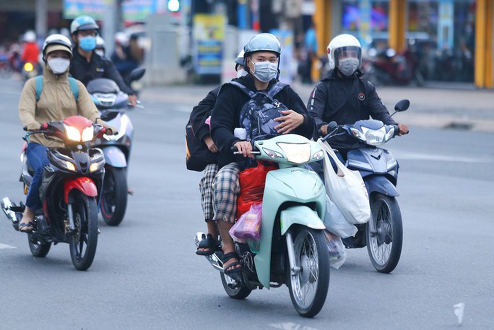 Người nghỉ lễ quay lại TP HCM, giao thông ùn tắc nhiều nơi - Ảnh 9.