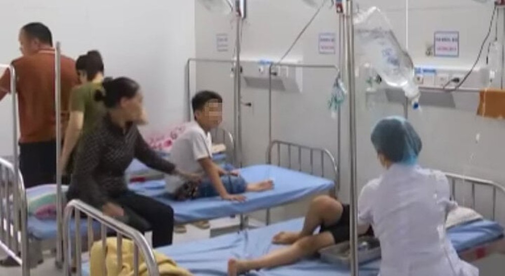 28 học sinh tiểu học ở Thái Bình bị ngộ độc sau bữa liên hoan Tết Trung thu - Ảnh 1.