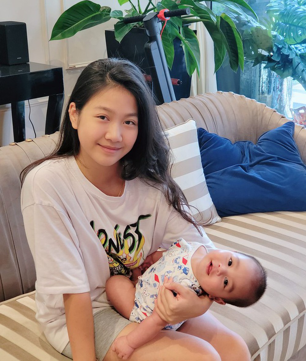 “Nhóc mít ướt” từng tham gia show thực tế đình đám sau 8 năm: Học ở trường quốc tế, dậy thì xinh bất ngờ