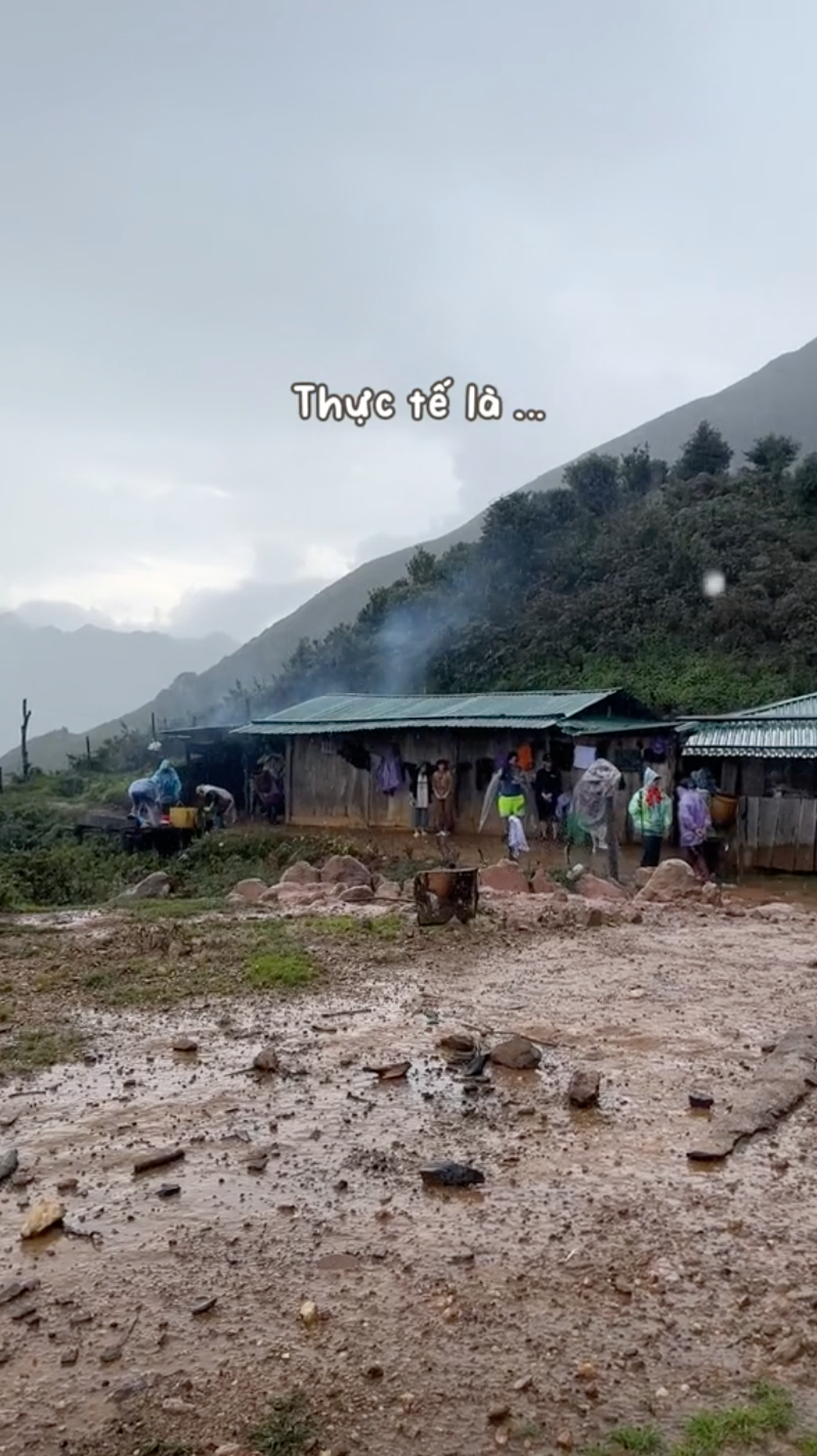 Khung cảnh trái ngược giữa tưởng tượng và thực tế khi đi trekking khiến nhiều người “dở khóc dở cười”