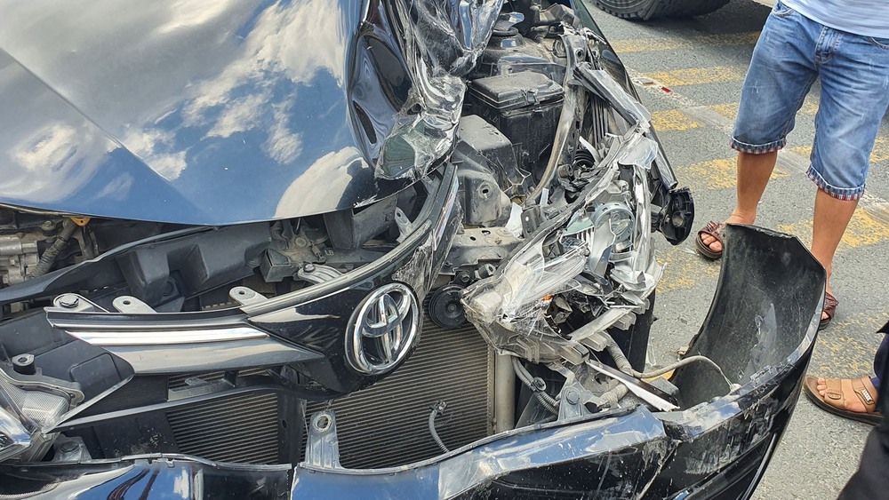 Ảnh TNGT: Tai nạn dồn toa khiến Toyota Vios lĩnh đủ - Ảnh 6.