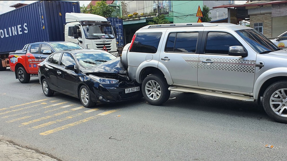 Ảnh TNGT: Tai nạn dồn toa khiến Toyota Vios lĩnh đủ - Ảnh 1.