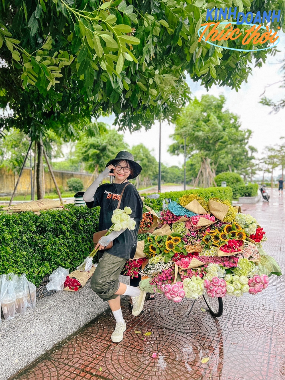 Gánh hoa đặc trưng của Thủ đô năm nay phủ sóng mọi miền, những người kinh doanh thức thời từ trend này nói một điều khiến người Hà Nội tự hào