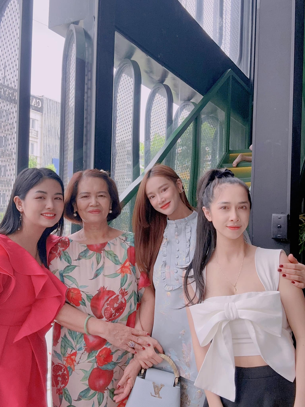 Nh&atilde; Phương tiết lộ h&igrave;nh ảnh nhan sắc đời thường nhưng sự ch&uacute; &yacute; lại đổ dồn v&agrave;o đ&ocirc;i ch&acirc;n của mẹ bầu - Ảnh 3.