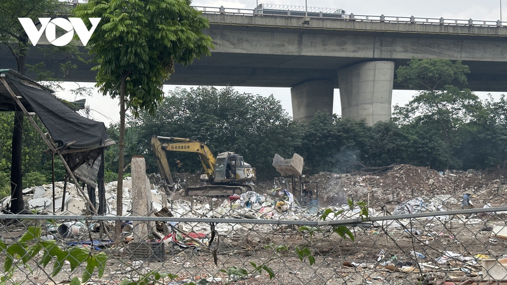 Bãi phế thải xây dựng khổng lồ trên đất bãi sông Hồng hoạt động mùa mưa bão - Ảnh 3.