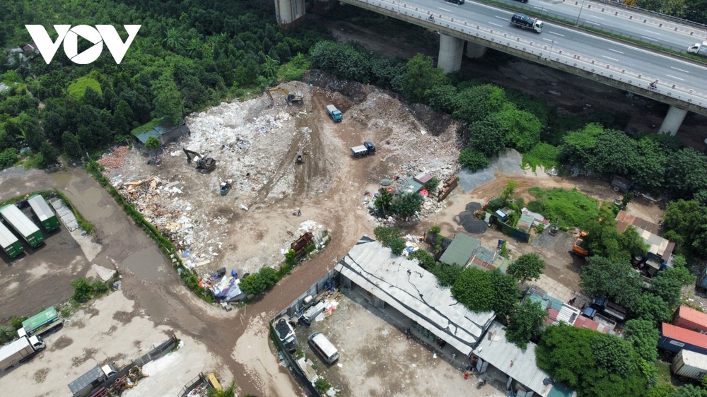 Bãi phế thải xây dựng khổng lồ trên đất bãi sông Hồng hoạt động mùa mưa bão - Ảnh 2.