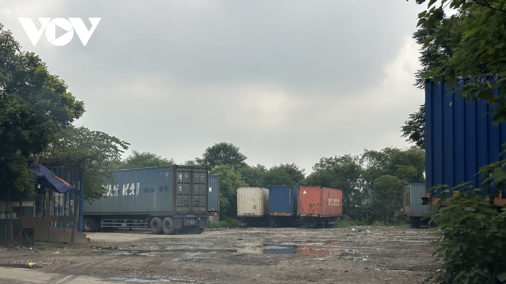 Bãi phế thải xây dựng khổng lồ trên đất bãi sông Hồng hoạt động mùa mưa bão - Ảnh 11.