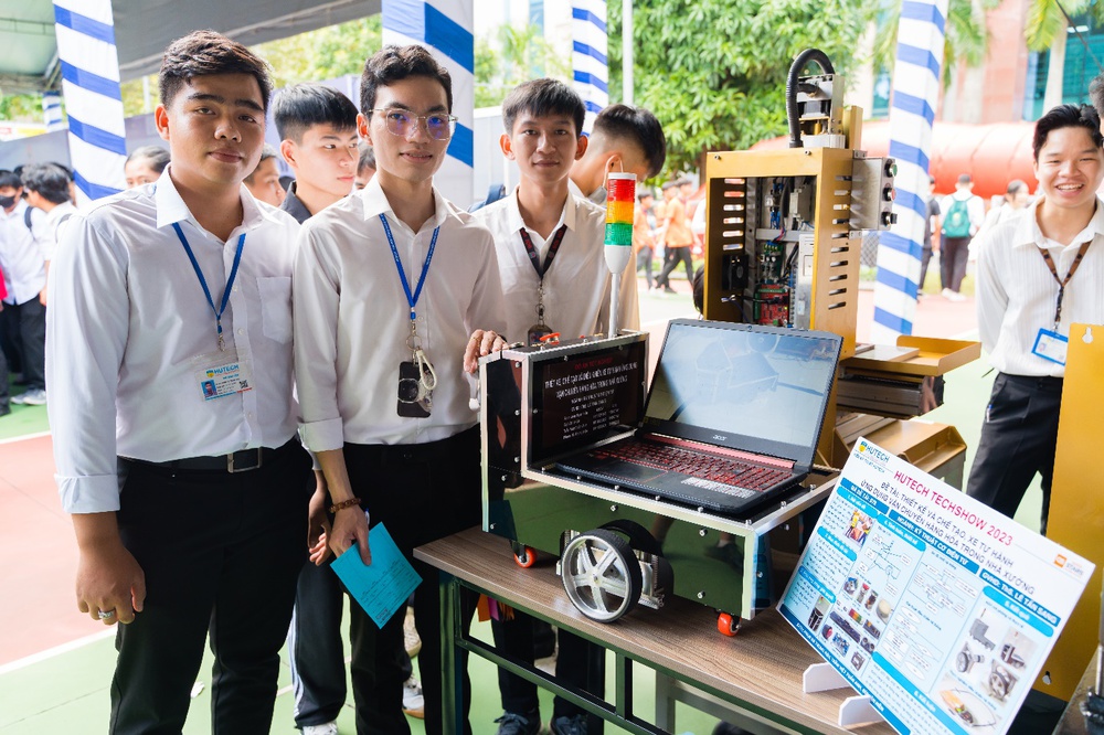 Ô tô điện của sinh viên gây ấn tượng mạnh với doanh nghiệp tại HUTECH TECHSHOW 2023 - Ảnh 4.