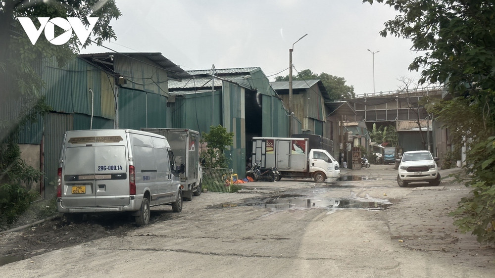 Bãi phế thải xây dựng khổng lồ trên đất bãi sông Hồng hoạt động mùa mưa bão - Ảnh 10.