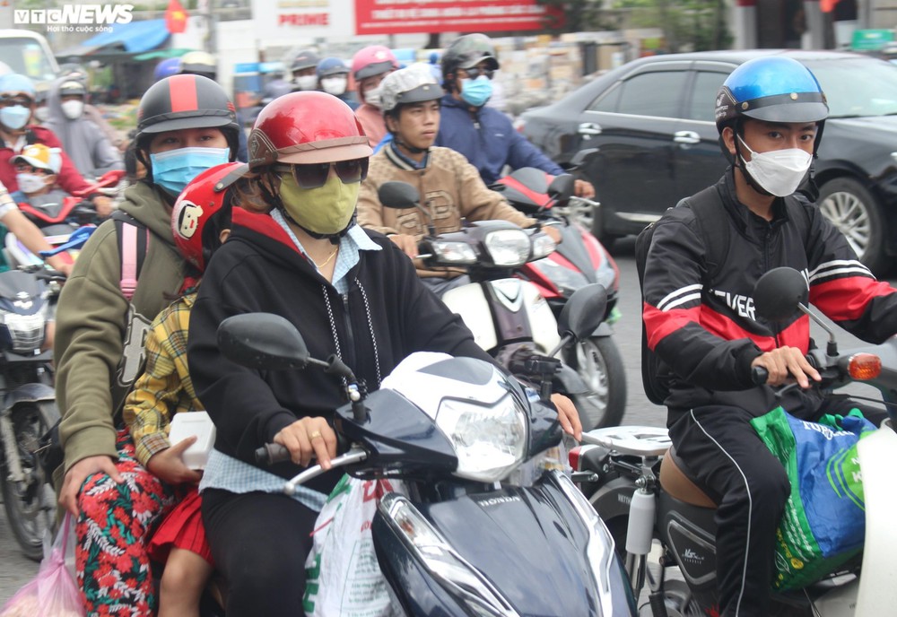 Sáng 4/9, thời tiết dọa mưa, người dân nơm nớp đi xe máy về lại thành phố - Ảnh 7.