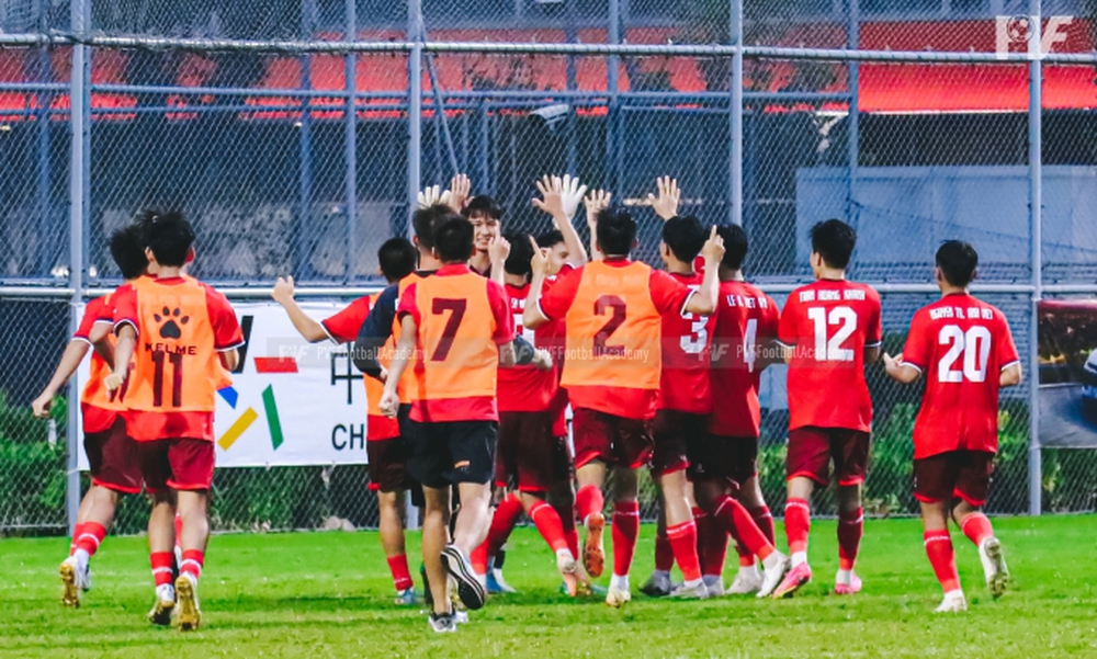 HLV Trung Quốc thở dài khi chứng kiến đội bóng U16 của Việt Nam đánh bại cả Man City lẫn Porto - Ảnh 1.