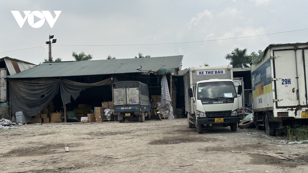 Bãi phế thải xây dựng khổng lồ trên đất bãi sông Hồng hoạt động mùa mưa bão - Ảnh 9.