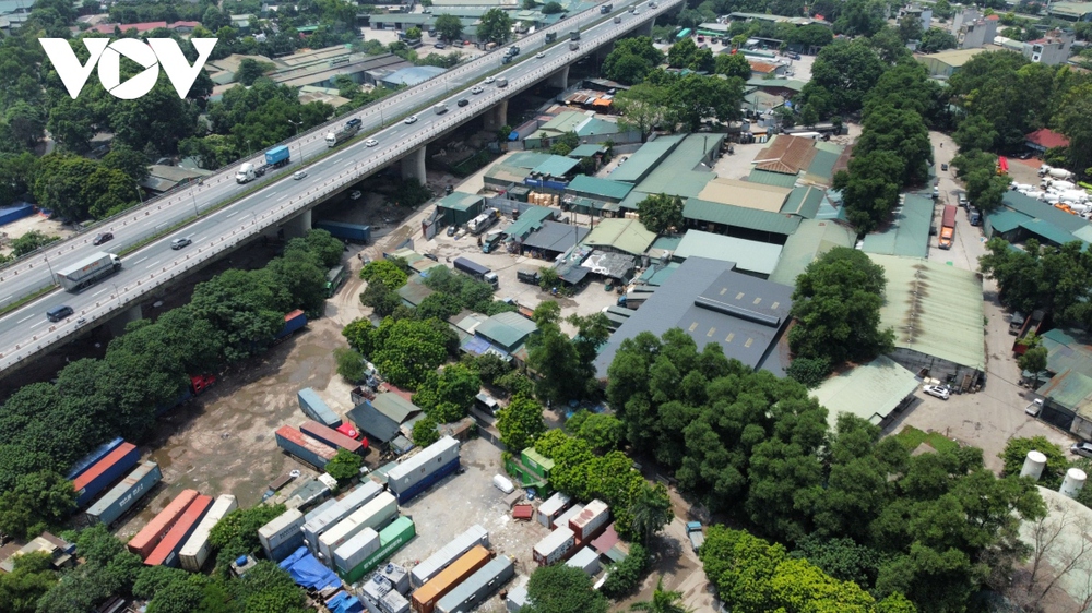 Bãi phế thải xây dựng khổng lồ trên đất bãi sông Hồng hoạt động mùa mưa bão - Ảnh 8.