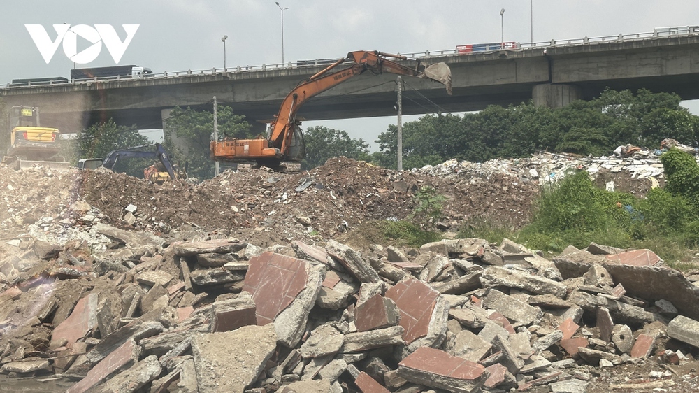 Bãi phế thải xây dựng khổng lồ trên đất bãi sông Hồng hoạt động mùa mưa bão - Ảnh 6.