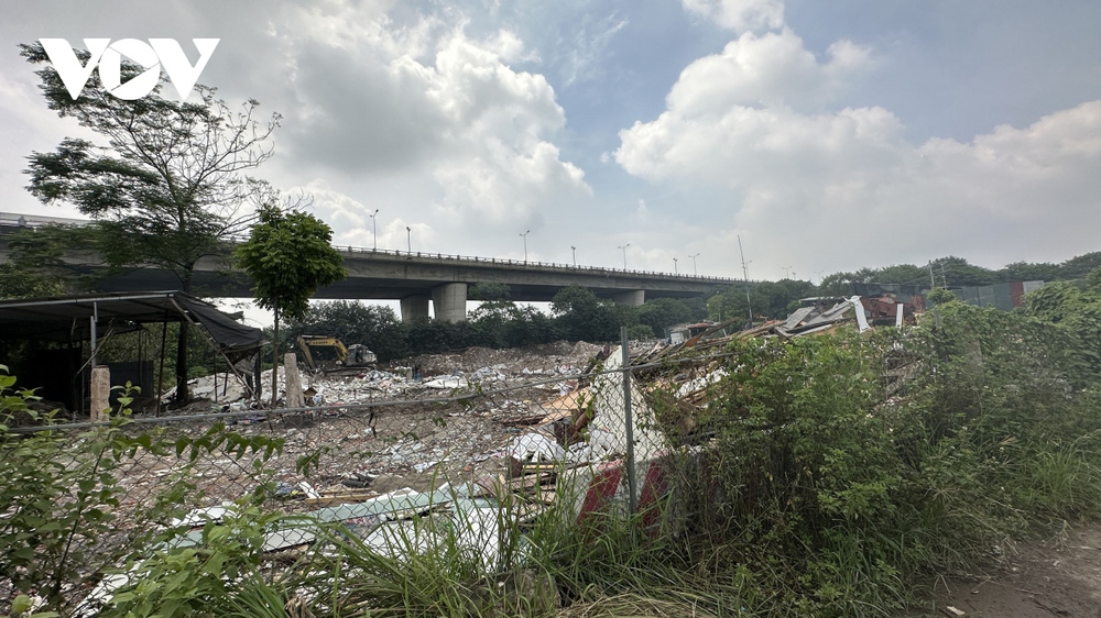 Bãi phế thải xây dựng khổng lồ trên đất bãi sông Hồng hoạt động mùa mưa bão - Ảnh 5.