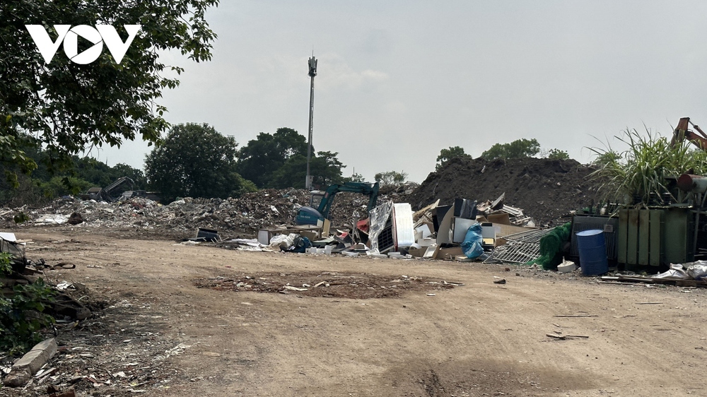 Bãi phế thải xây dựng khổng lồ trên đất bãi sông Hồng hoạt động mùa mưa bão - Ảnh 4.