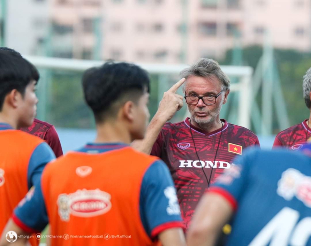 Báo Indonesia mỉa mai HLV Troussier vì tuyên bố “U23 Việt Nam là số một ĐNÁ” - Ảnh 1.