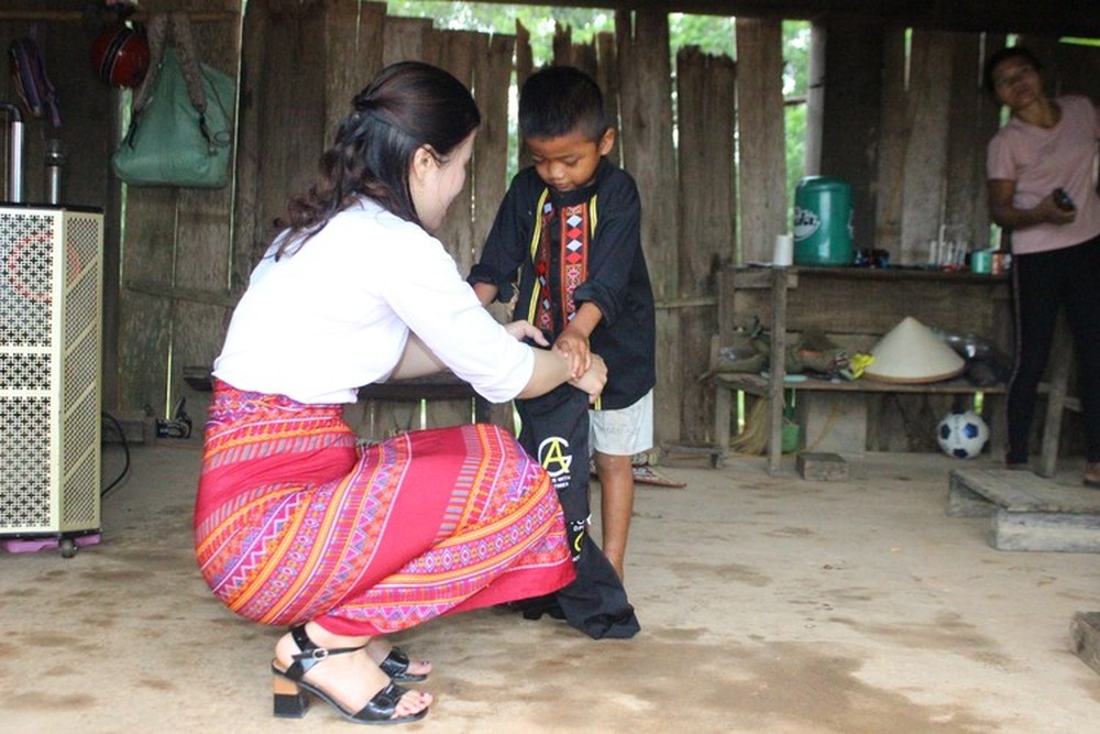 Cô giáo vào tận nhà đón học sinh người Chứt đi khai giảng - Ảnh 6.