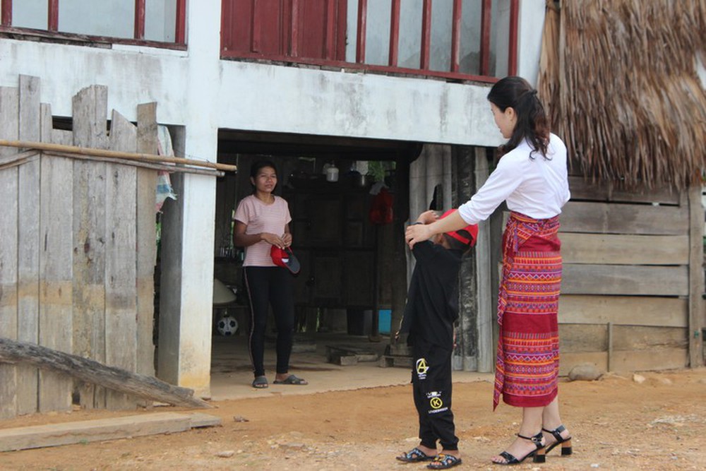 Cô giáo vào tận nhà đón học sinh người Chứt đi khai giảng - Ảnh 8.