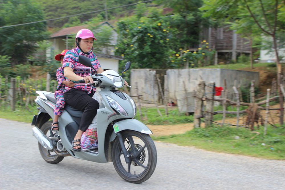 Cô giáo vào tận nhà đón học sinh người Chứt đi khai giảng - Ảnh 10.